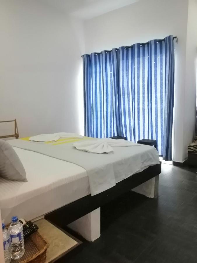Le Petit Hotel & Restaurant Негомбо Экстерьер фото