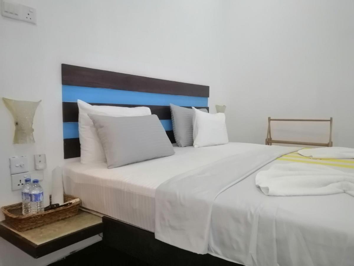 Le Petit Hotel & Restaurant Негомбо Экстерьер фото