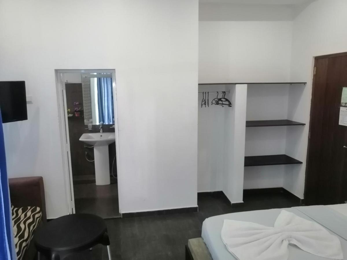 Le Petit Hotel & Restaurant Негомбо Экстерьер фото