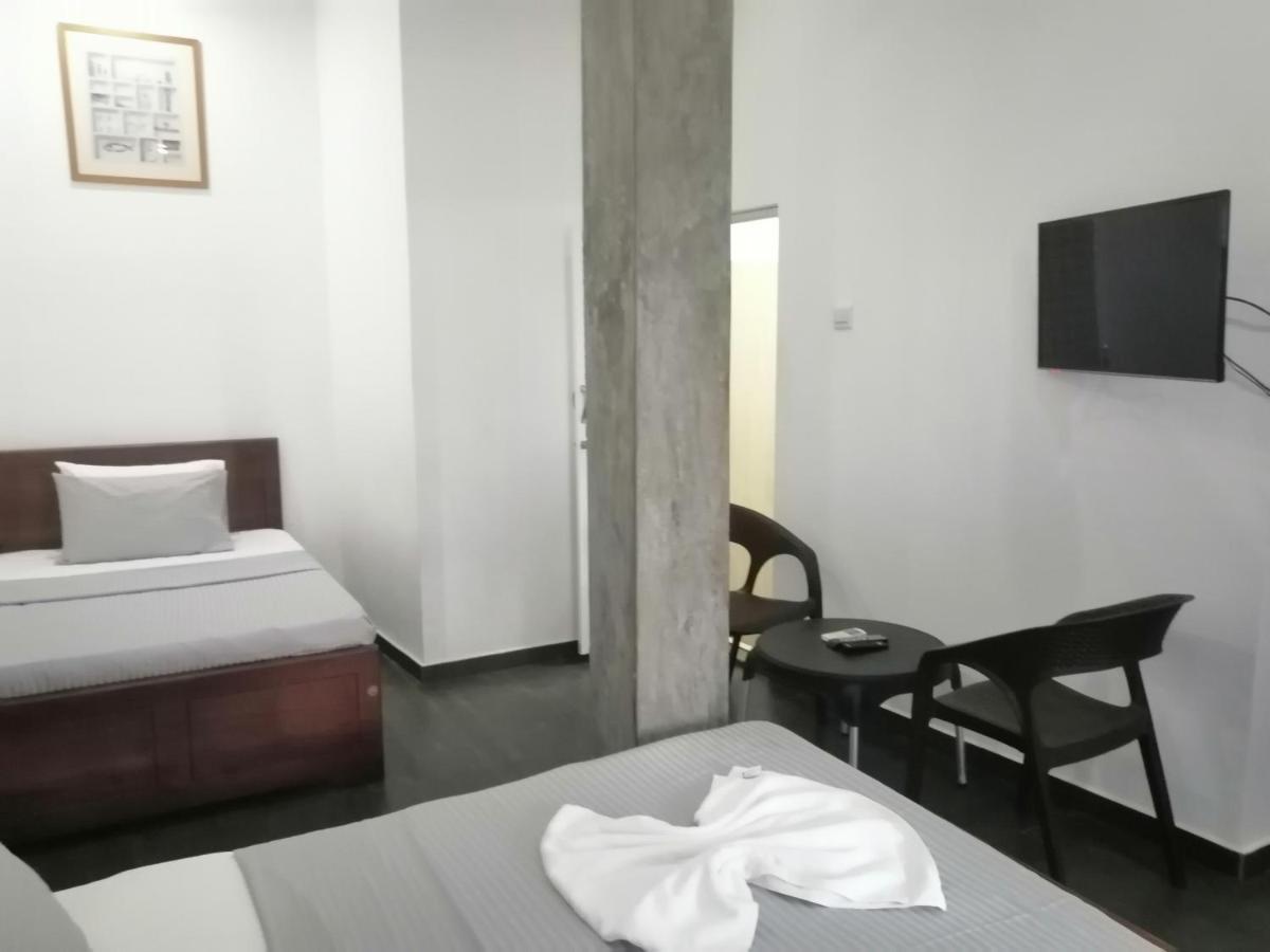 Le Petit Hotel & Restaurant Негомбо Экстерьер фото