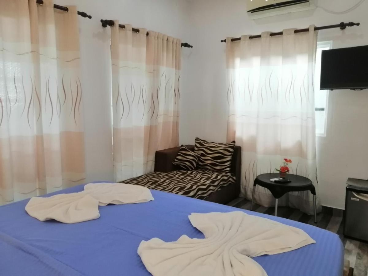 Le Petit Hotel & Restaurant Негомбо Экстерьер фото