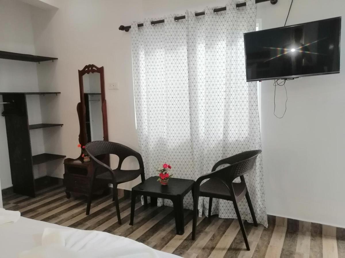 Le Petit Hotel & Restaurant Негомбо Экстерьер фото