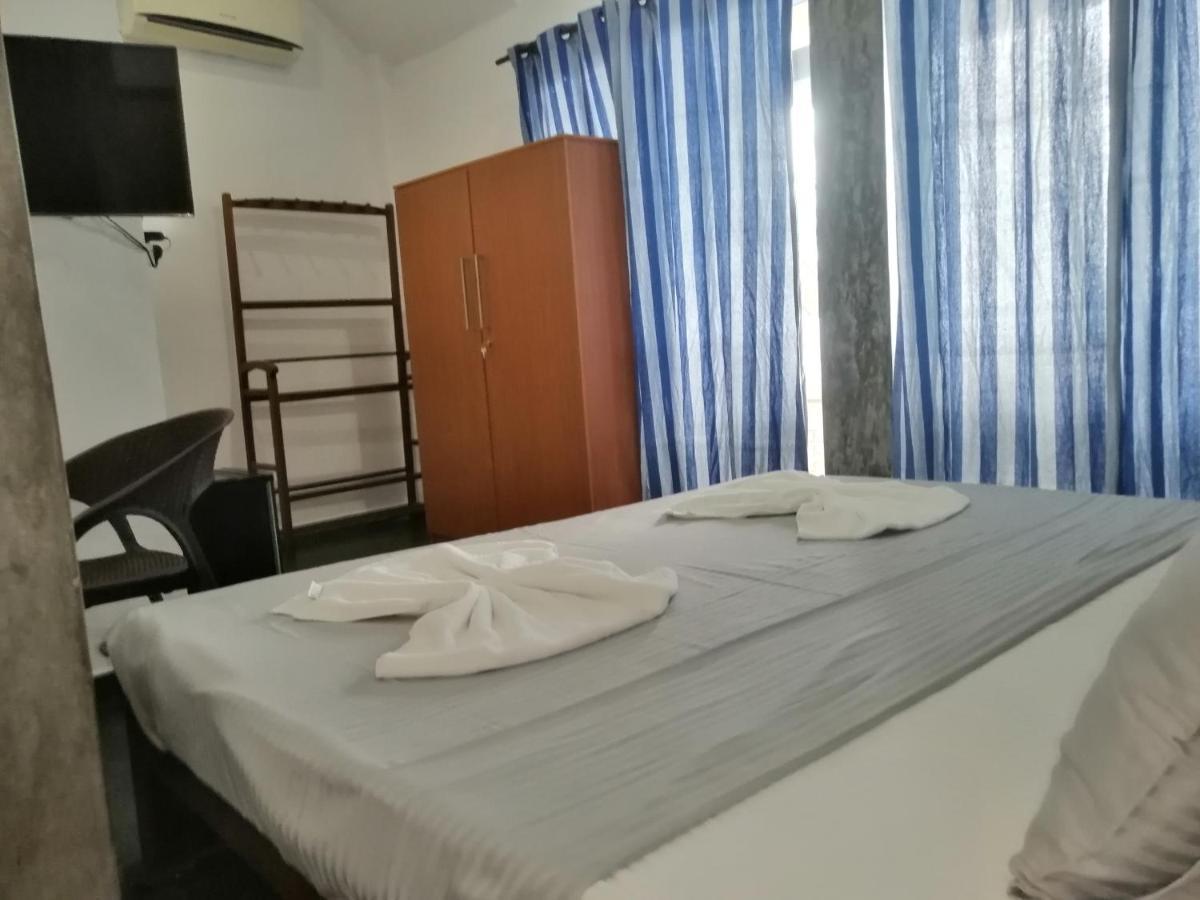 Le Petit Hotel & Restaurant Негомбо Экстерьер фото