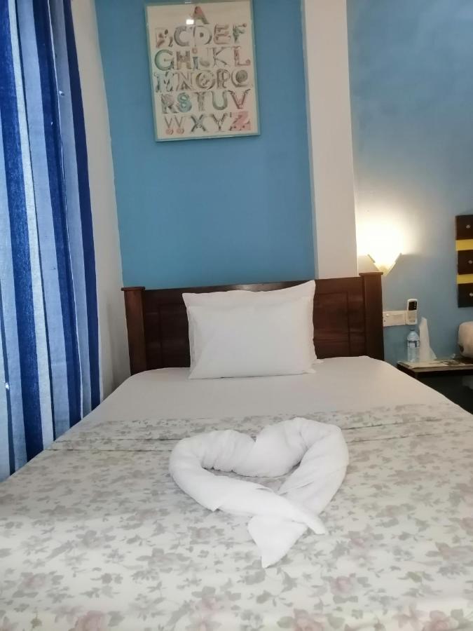 Le Petit Hotel & Restaurant Негомбо Экстерьер фото