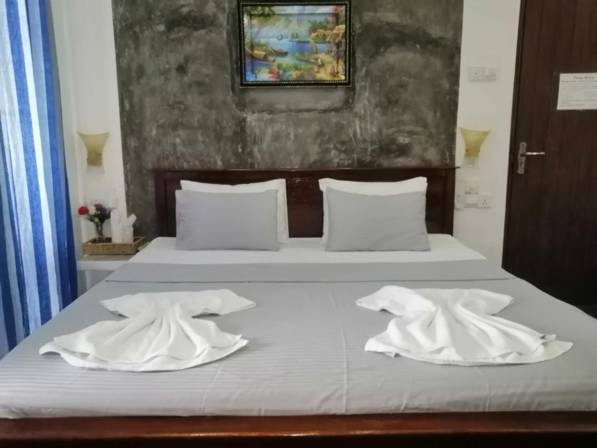 Le Petit Hotel & Restaurant Негомбо Экстерьер фото