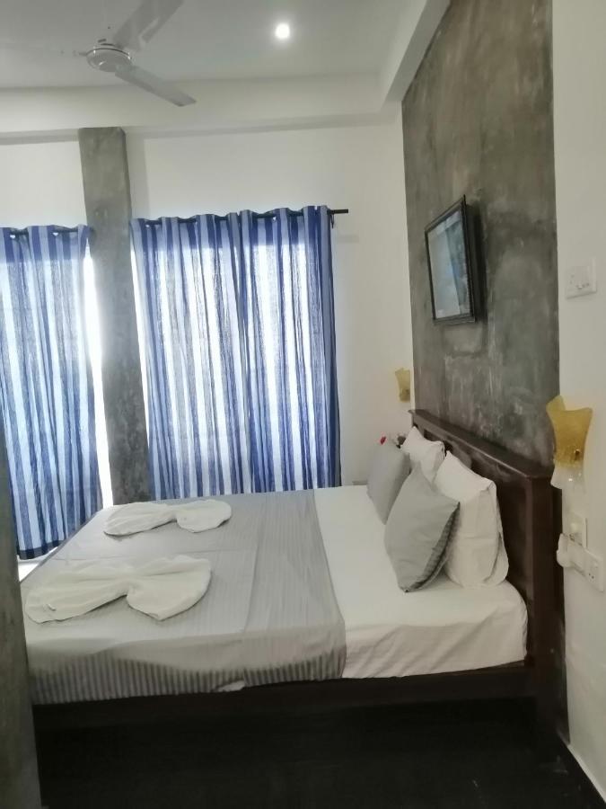 Le Petit Hotel & Restaurant Негомбо Экстерьер фото