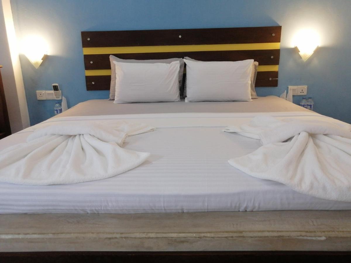 Le Petit Hotel & Restaurant Негомбо Экстерьер фото