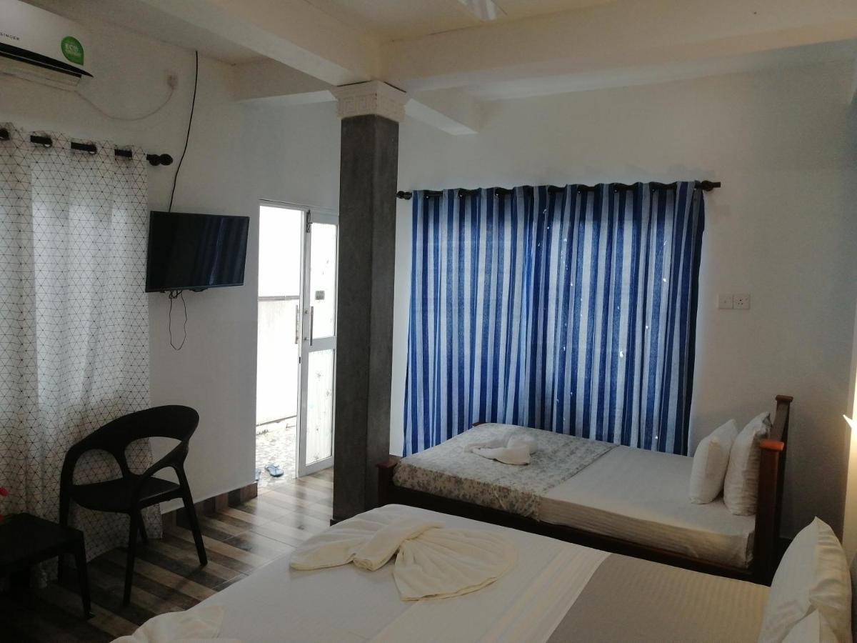 Le Petit Hotel & Restaurant Негомбо Экстерьер фото