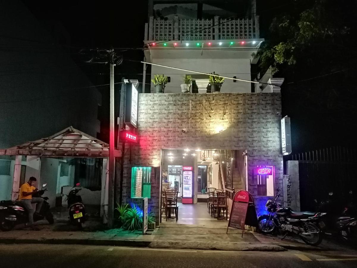 Le Petit Hotel & Restaurant Негомбо Экстерьер фото