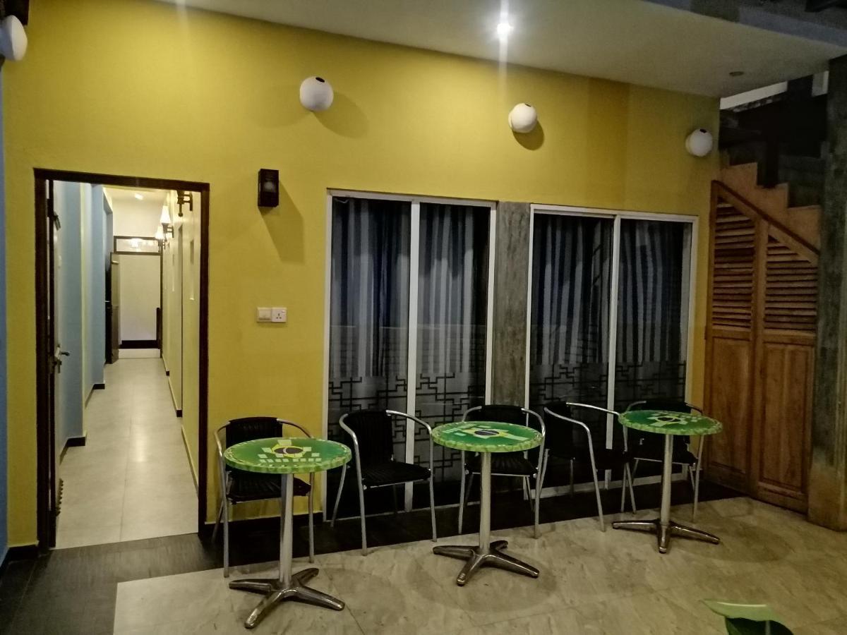 Le Petit Hotel & Restaurant Негомбо Экстерьер фото